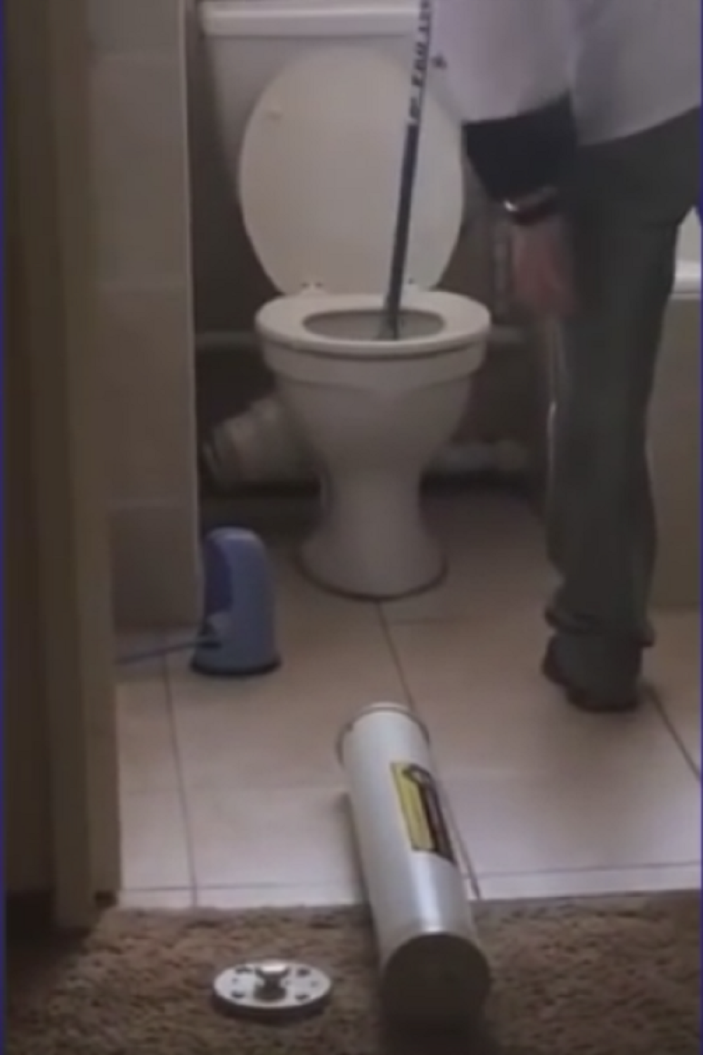 Zgroziće vas šta je pronašao u wc šolji! (VIDEO)