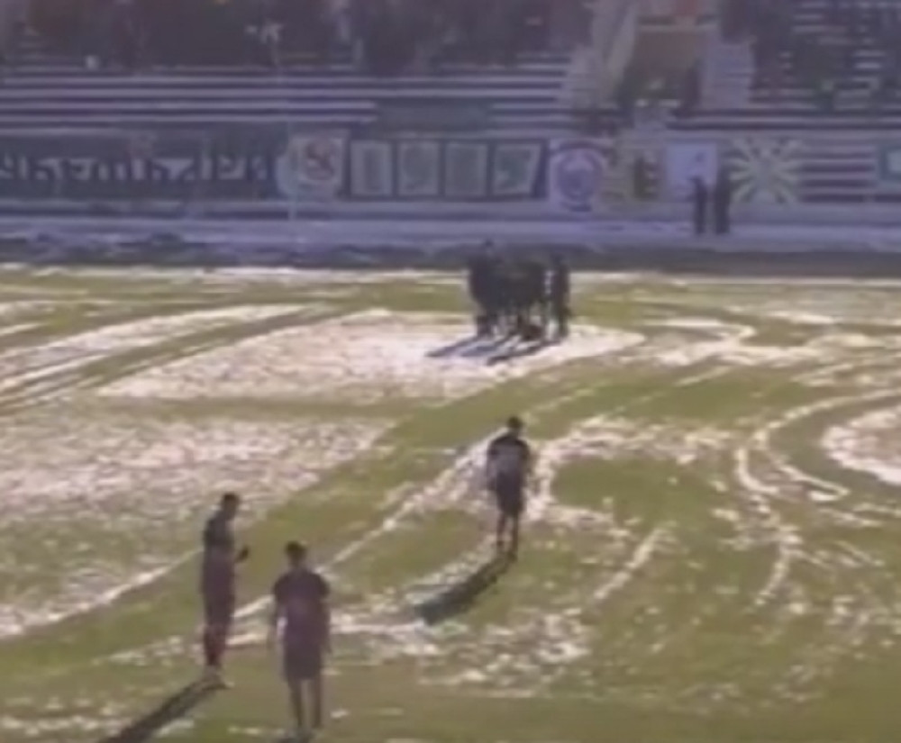 Sudija pogođen grudvom u glavu (VIDEO)