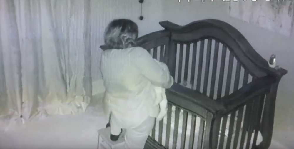 A samo je htela da stavi bebu u krevetac (VIDEO)