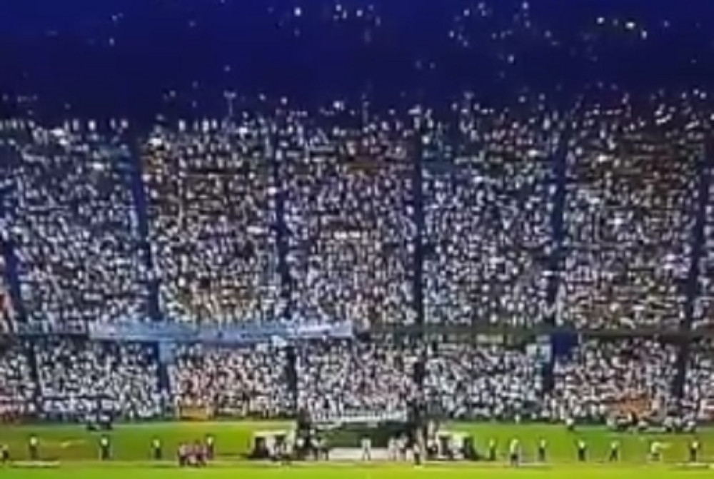 Navijači Nasionala odali poštu poginulim rivalima (FOTO+VIDEO)