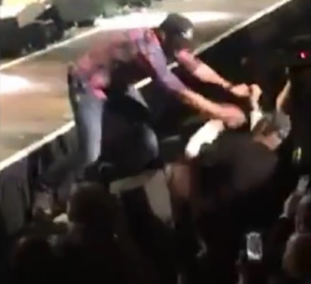 Pevač ošamario fana na koncertu (VIDEO)