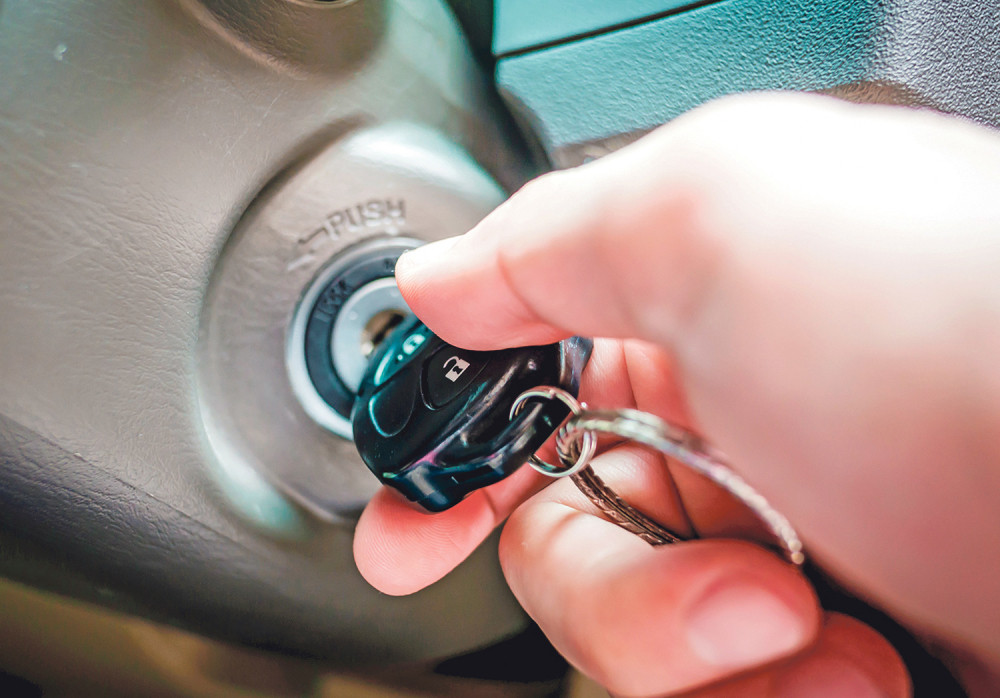 Goli muškarac vozi motor, a devojka ga pridržava (FOTO)