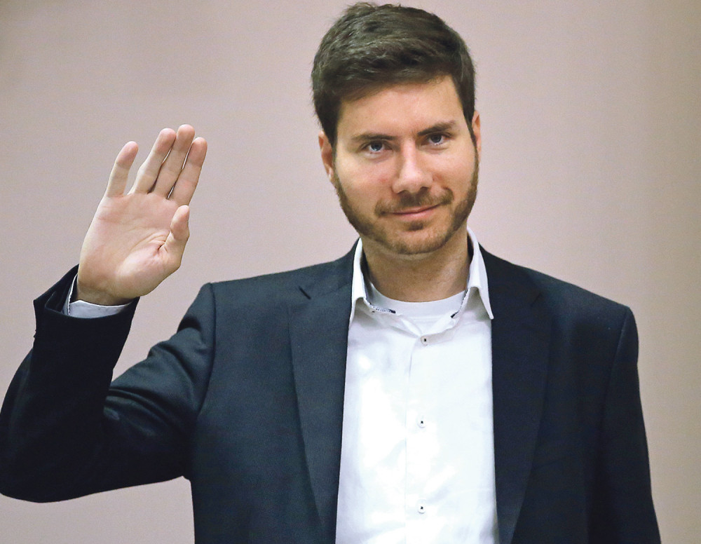 Baka poslanika našamarala na sred ulice! (VIDEO)