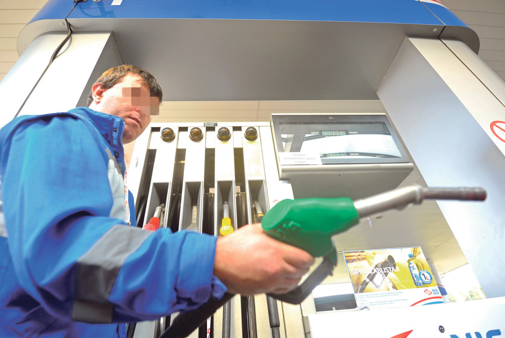 SNAŽNO NEVREME srušilo benzinsku pumpu u Novom Sadu, jedna osoba povređena! (FOTO)