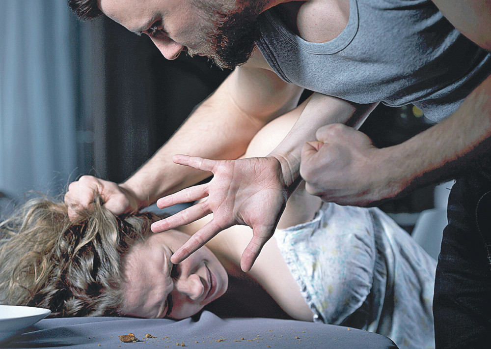 Silovao devojku na sedeljci kod druga!