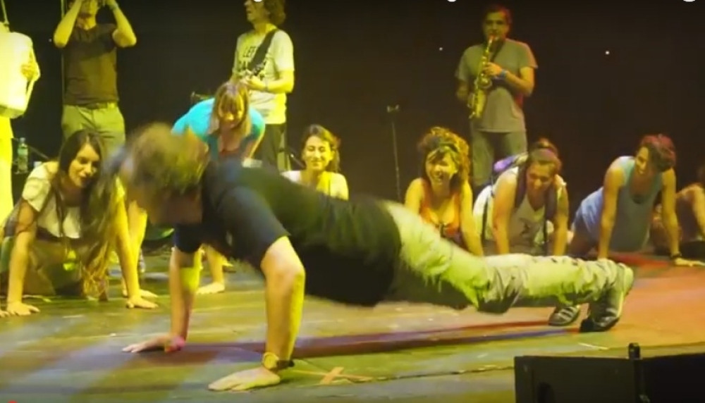 Malo peva, malo sklekove radi (VIDEO)