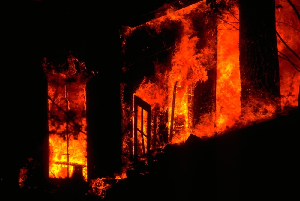 Imitirao scenu iz TV emisije, pa zapalio ceo kraj