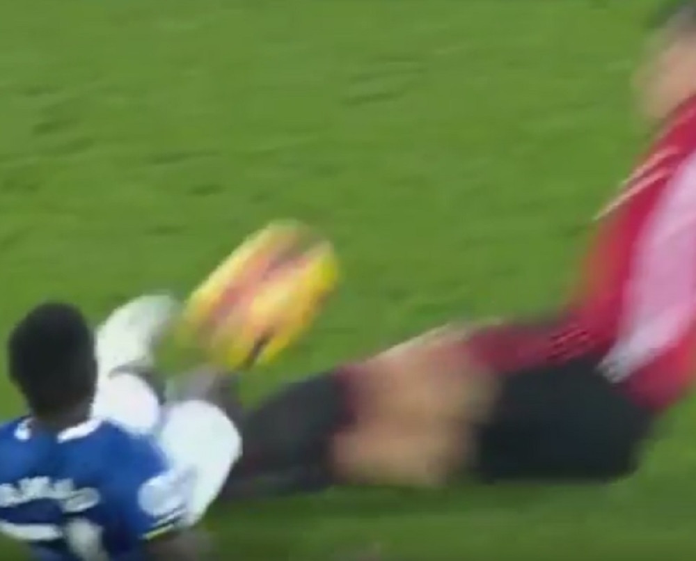 Krvoločni start defanzivca Junajteda (VIDEO)