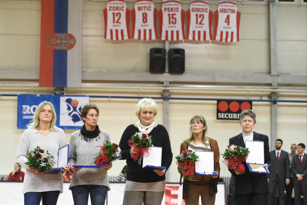 FOTO GALERIJA~Zvezda pobedila Partizan i povukla dresove legendi