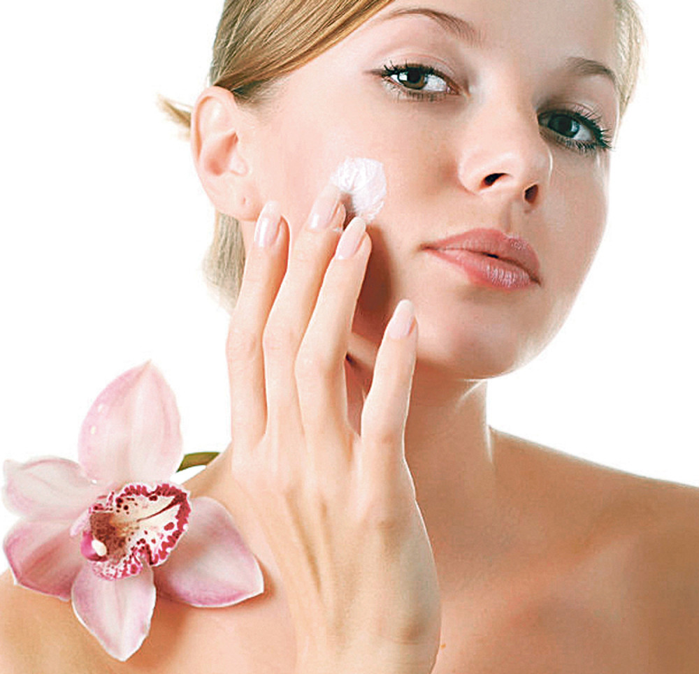 Krema od pčelinjeg voska i ružine vodice potpuno uklanja bore i jednostavno se pravi