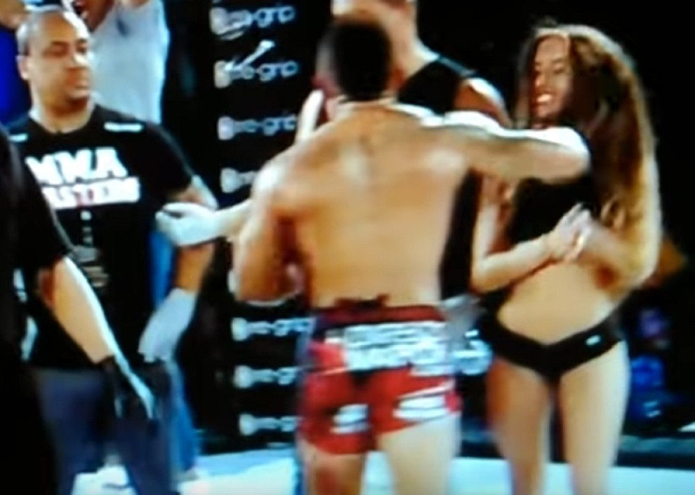 Borac iz čista mira nokautirao hostesu! (VIDEO)