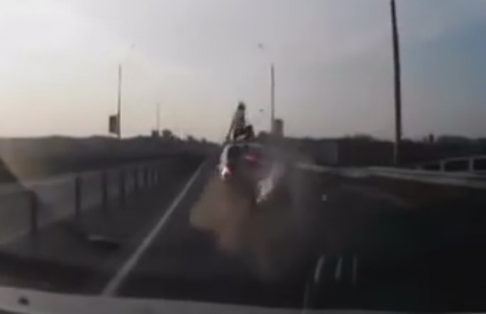 Ovo je najneverovatniji udes ikada! (VIDEO)