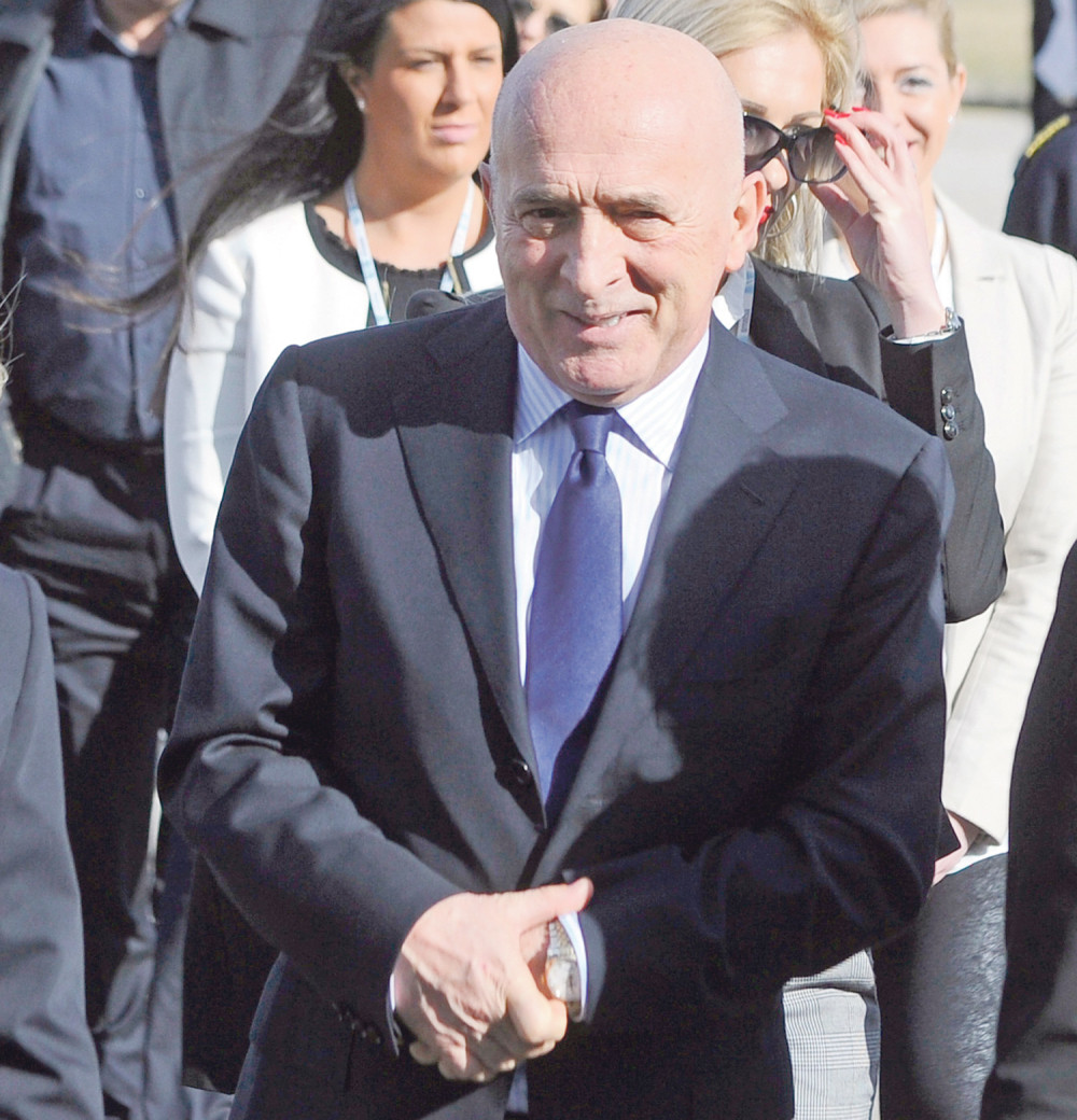 Rovčanin poklanja ručno rađene svilene ogrtače