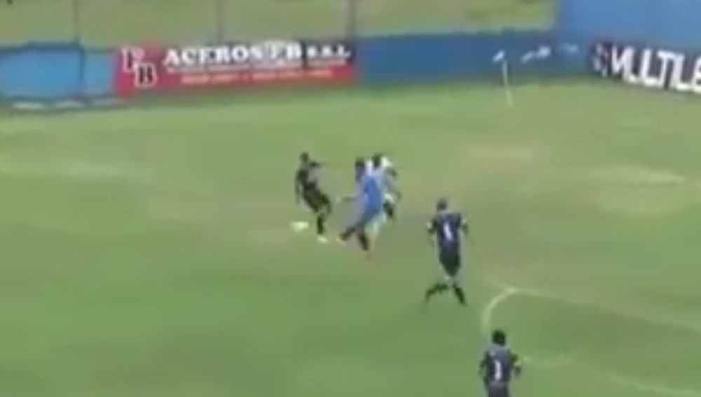 Golman "opalio" loptu, pa matirao kolegu na drugoj strani (VIDEO)