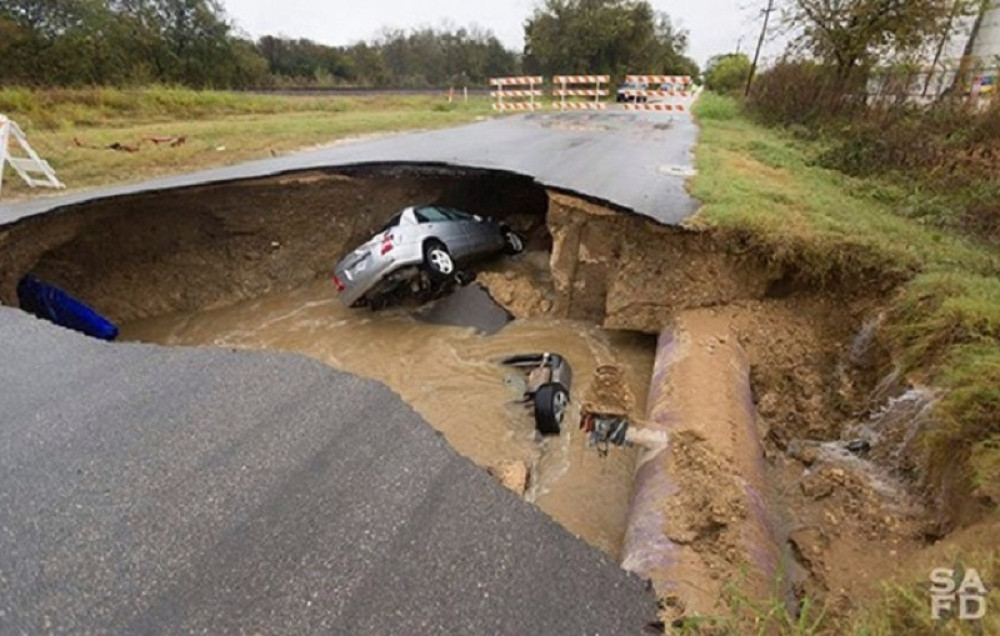 Šerif poginuo kada se zemlja otvorila (VIDEO)