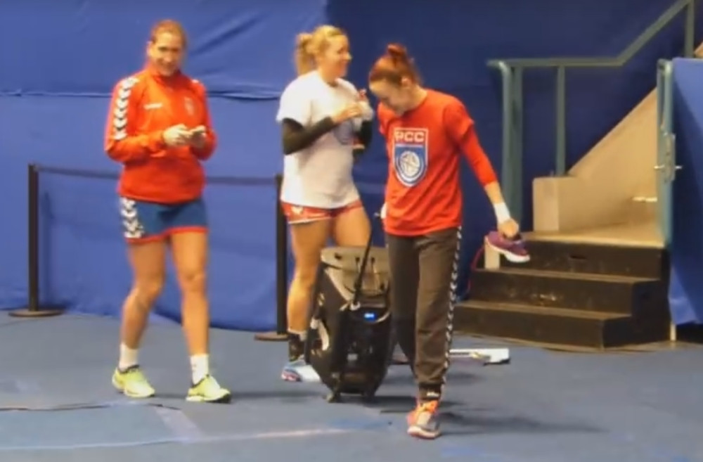 Srpske rukometašice treniraju uz narodnjake (VIDEO)