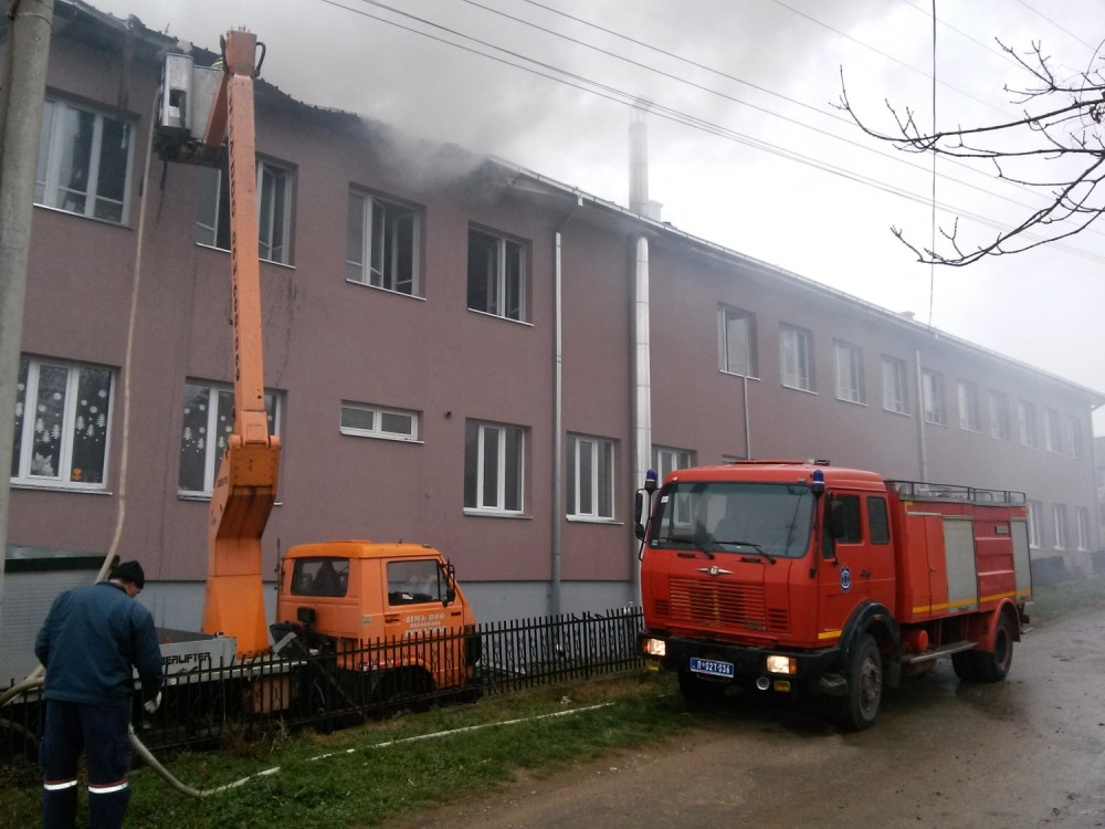 Dva vatrogasca povređena u gašenju požara u školi!