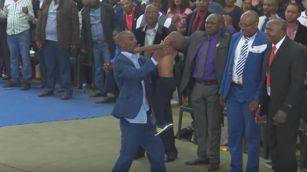 Afrički sveštenik oživeo mrtvog dečaka?! (VIDEO)