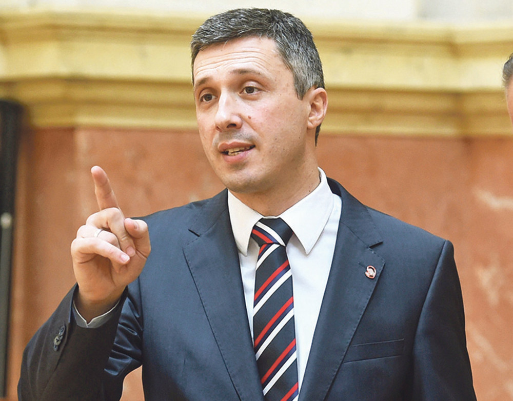 Boško Srbiji čestitao Veliki petak i Božić!