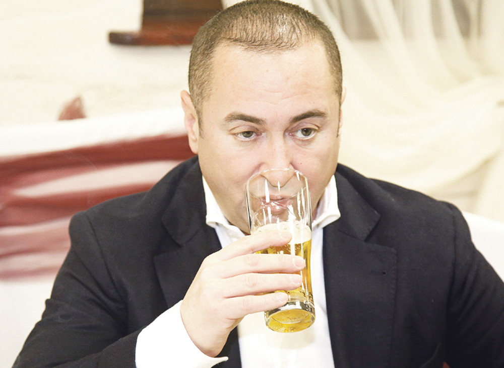 Đani spava na klupi u parku (FOTO)