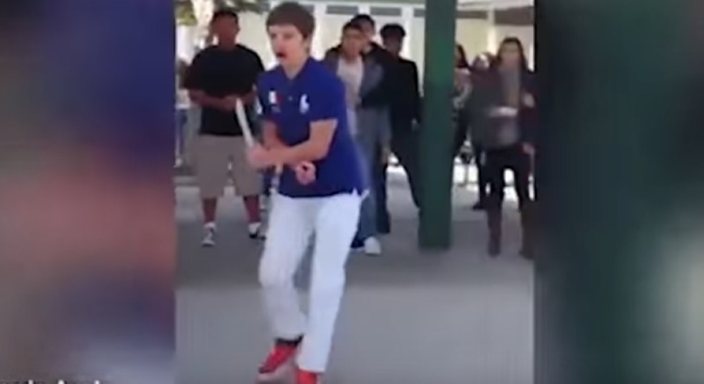 Policija upucala dete (14) u školskom dvorištu!