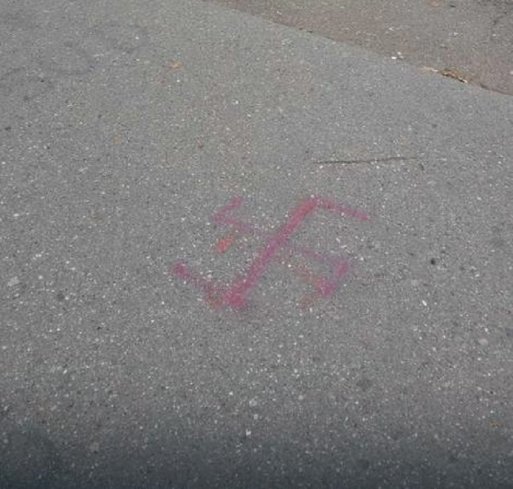 Na spomenik žrtvama Holokausta nacrtan kukasti krst