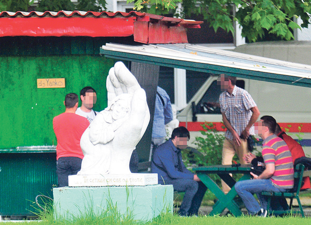 Pravio novogodišnje čestitke, pa drugu zario makaze u grudi