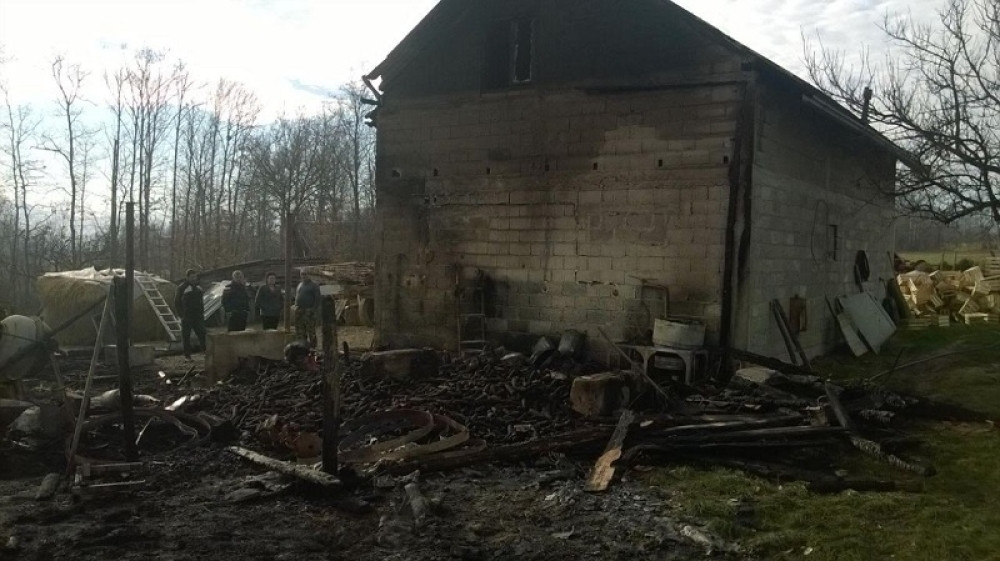 Vatra mu progutala stoku i domaćinstvo! (FOTO)