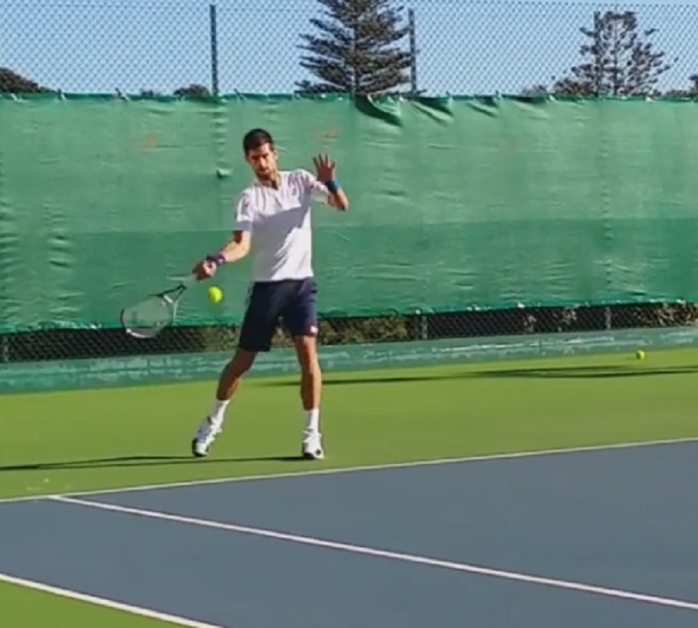 VIDEO~Mediji traže trenera, Nole trenira