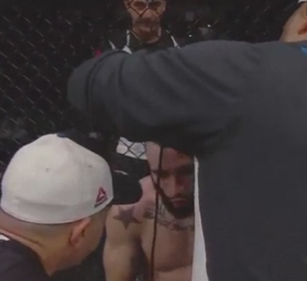 "Fajter" se ošišao usred borbe (VIDEO)