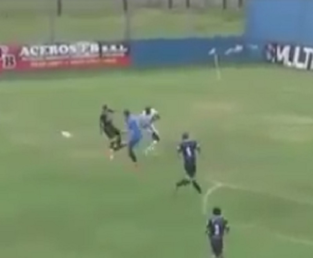 Golman ispucao loptu i savladao kolegu (VIDEO)