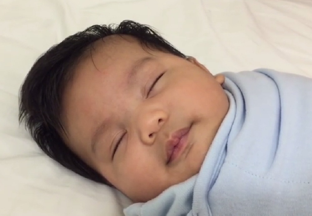 Uspavao bebu za manje od minut! (VIDEO)