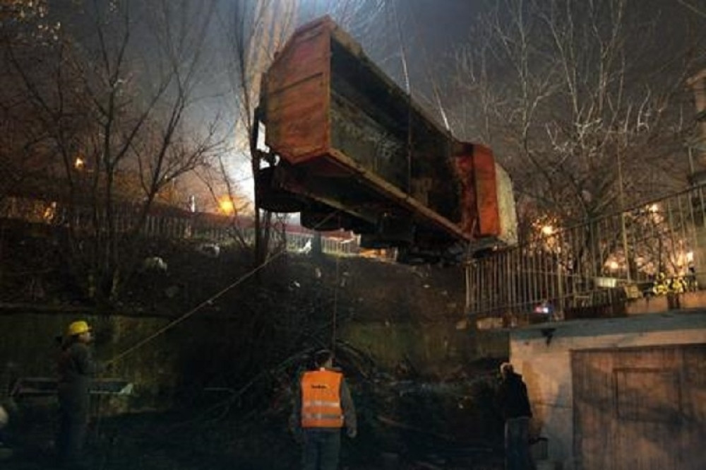 VIDEO~Kamion sleteo sa nadvožnjaka tik pored kuće