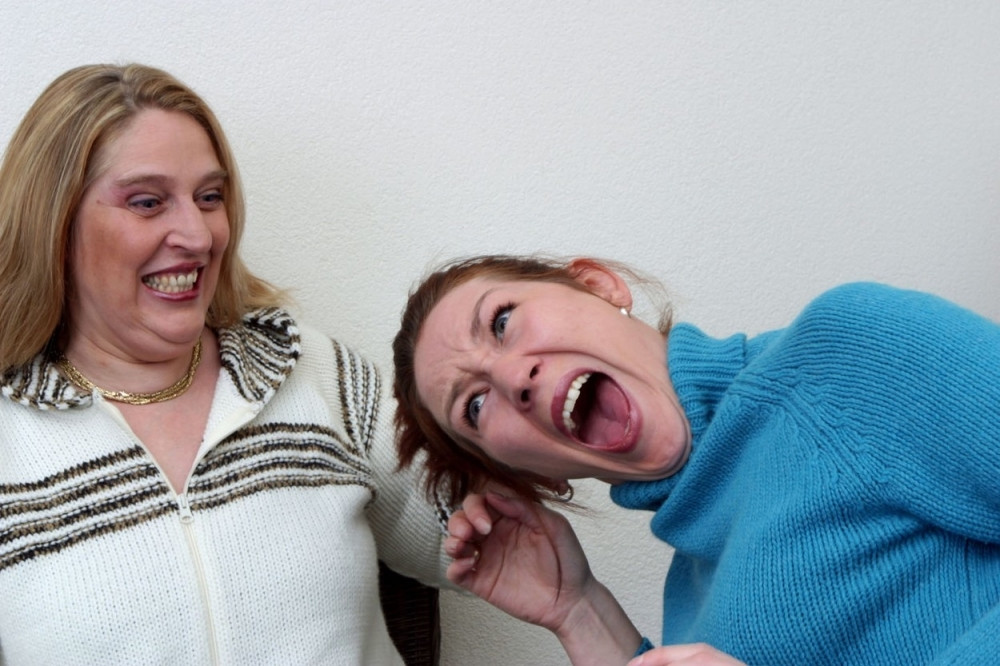 Snaja i svekrva se potukle zbog utvrđivanja očinstva!