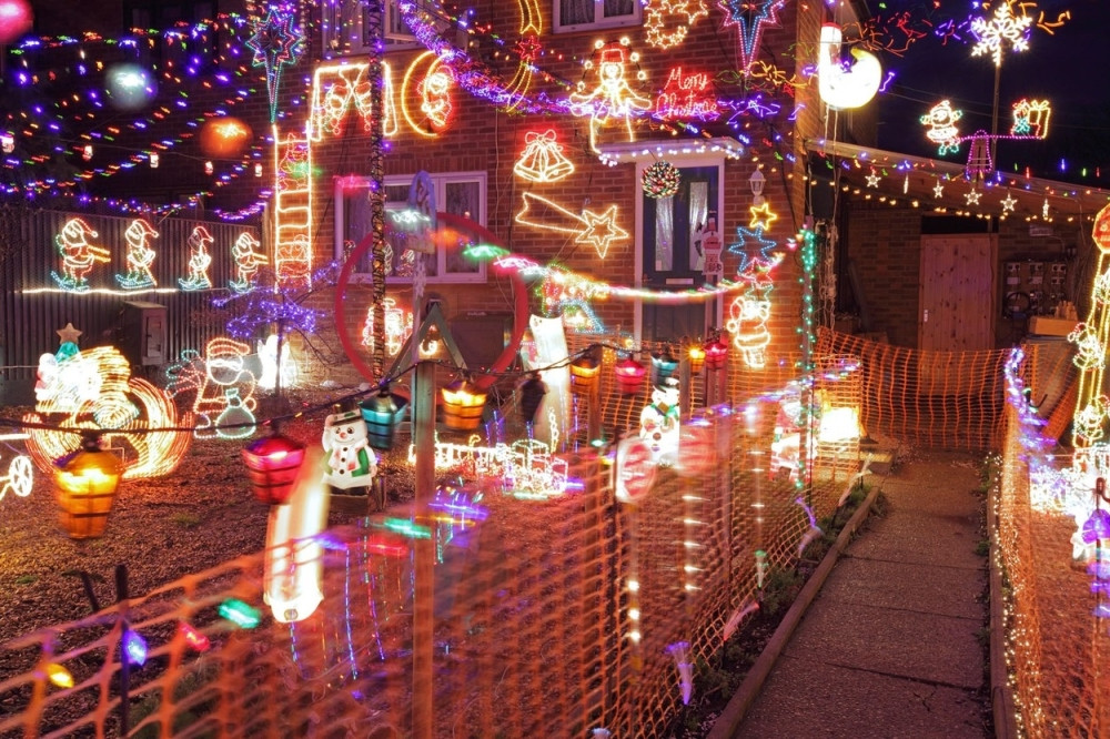 Novogodišnja rasveta zasijala u celom gradu, a kad budete čuli pravi razlog SLOMIĆE VAM SE SRCE!