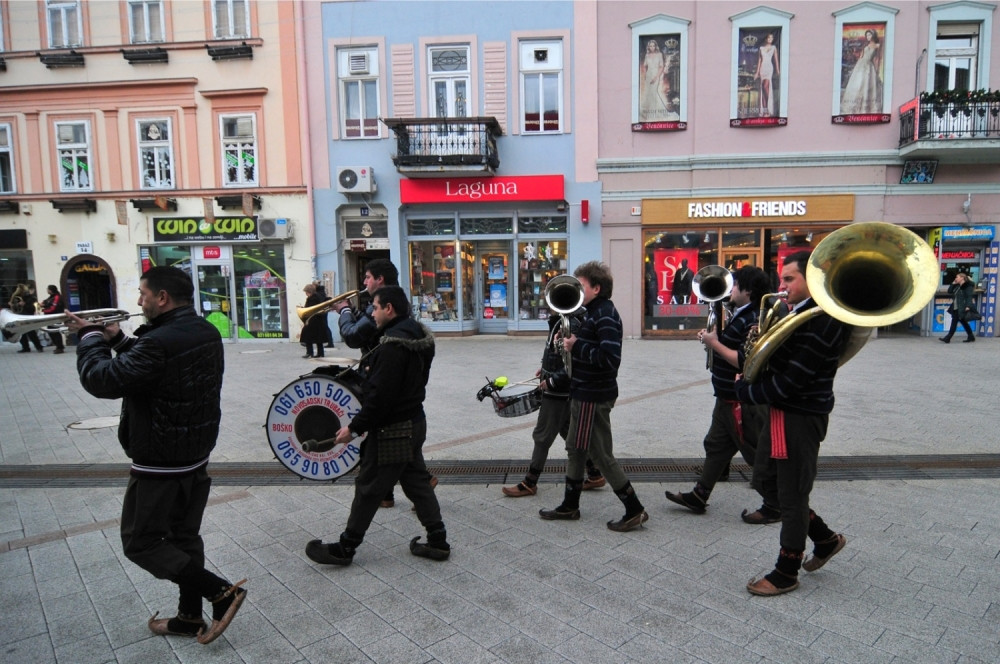 Migranti se maskiraju u trubače i putuju kroz Srbiju