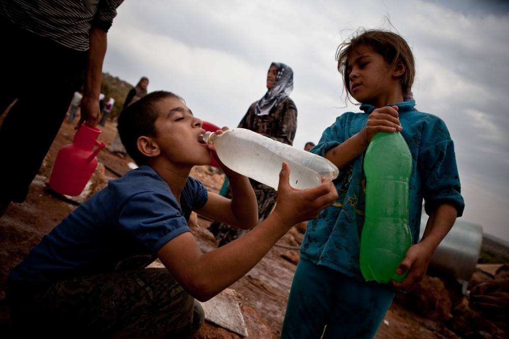 Deca sama zarobljena u zgradi!