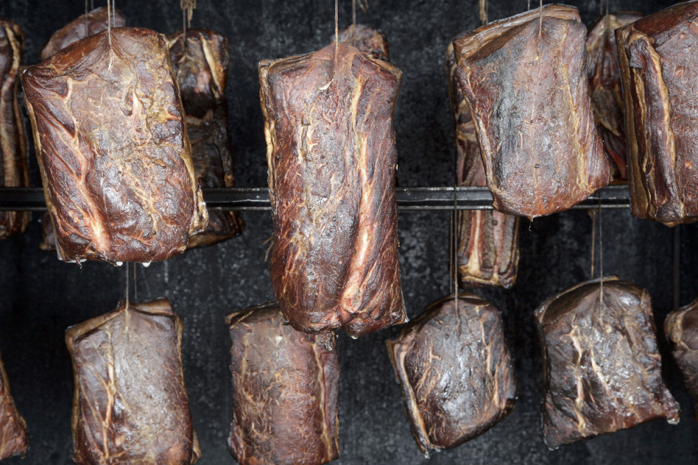 U četiri ujutru im sleteo paket pun mesa na krov!