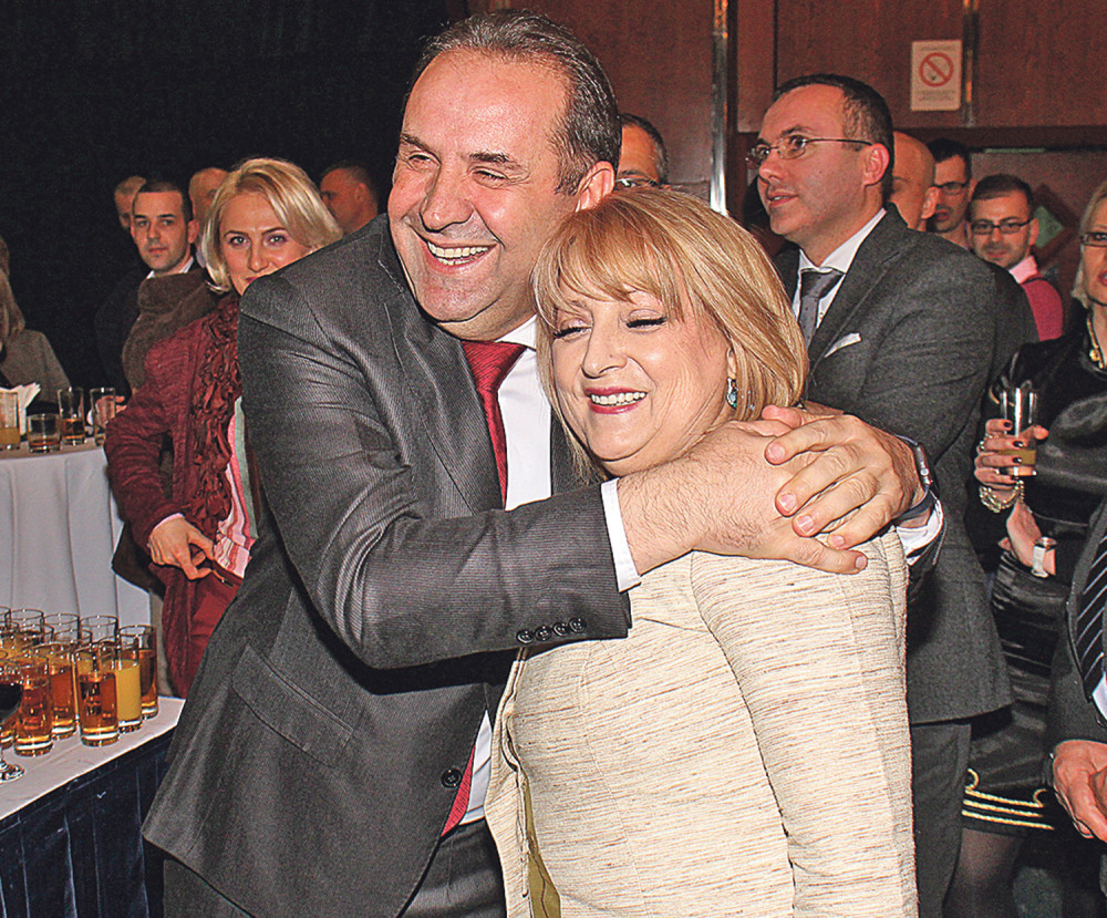 Rasim prigrlio Slavicu!