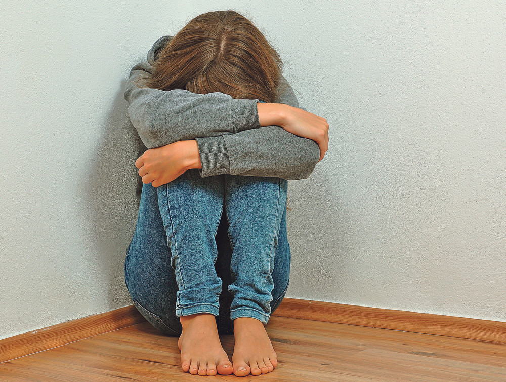 Pedofil pratio devojčicu i DODIRIVAO JE PO ZADNJICI, a onda je počeo da je fotografiše!