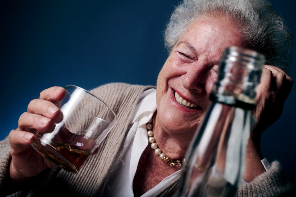 Pijana baba Staka divlja po Prijedoru