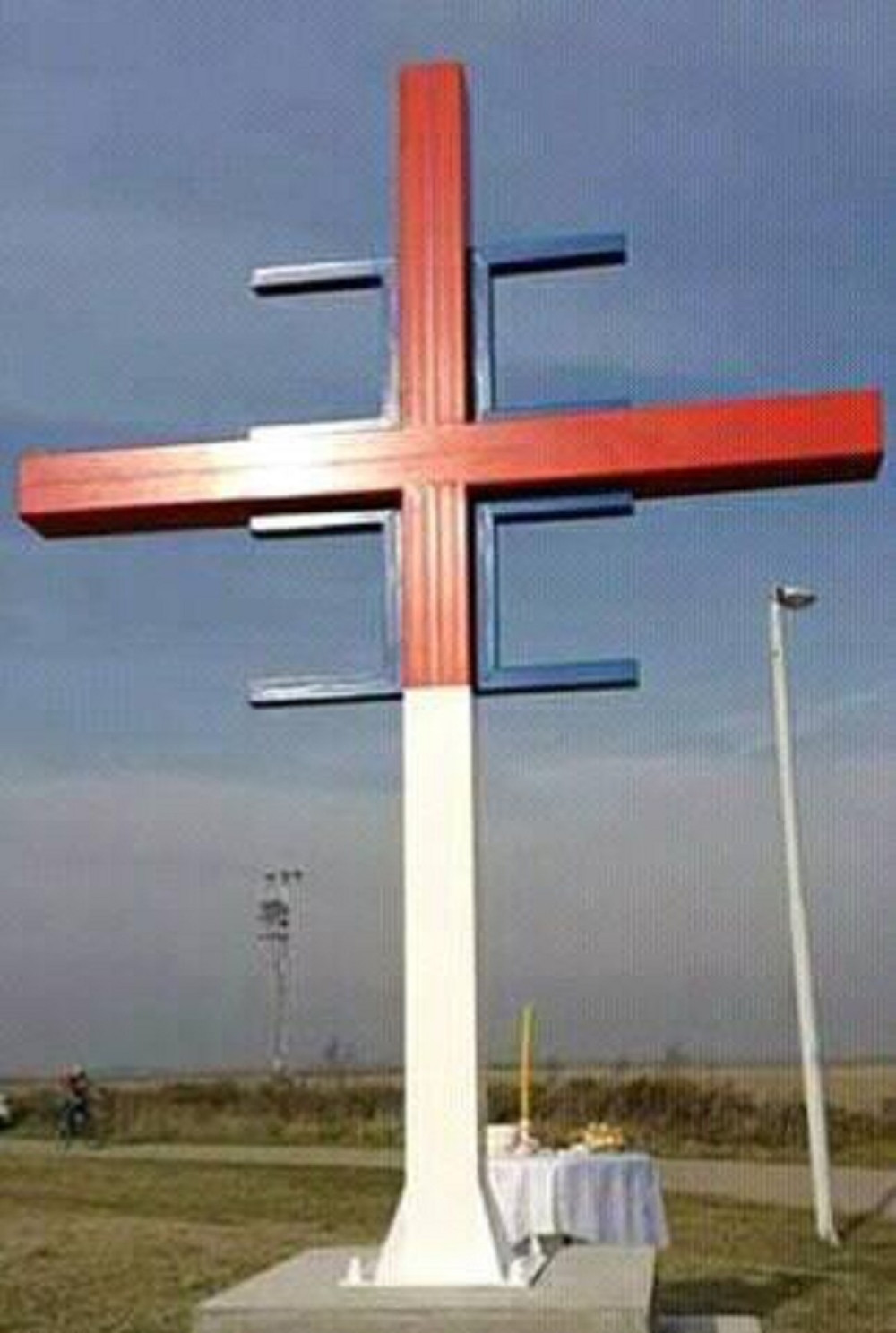 Podigli krst u stranačkim bojama?!