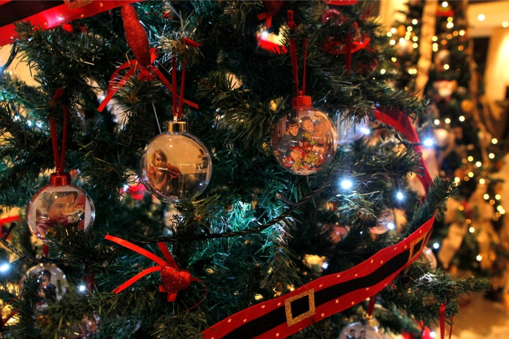 Migrant pokušao da skine krst sa vrha jelke