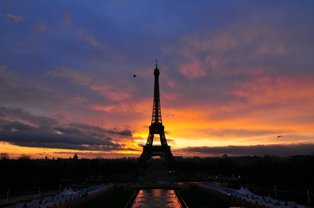 Ajfelova kula sija u čast prava žena