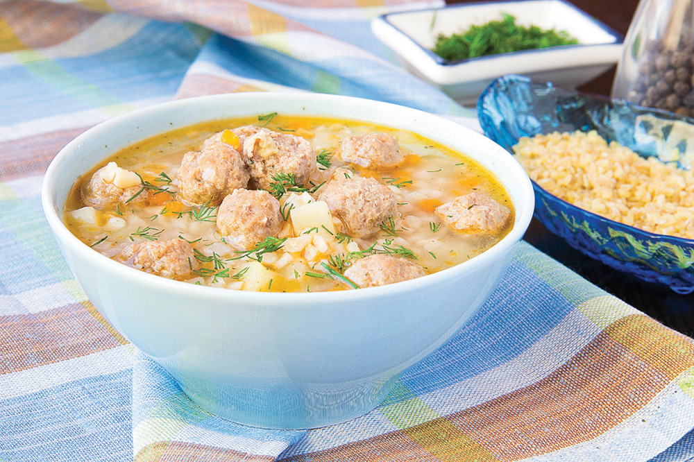 Okrepljujuća prolećna čorbica sa knedlama od mesa! (RECEPT)