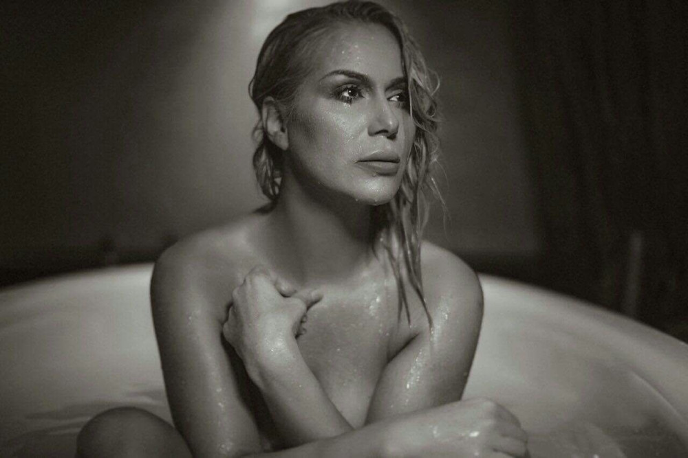 Gola Selma plakala u kadi (VIDEO)