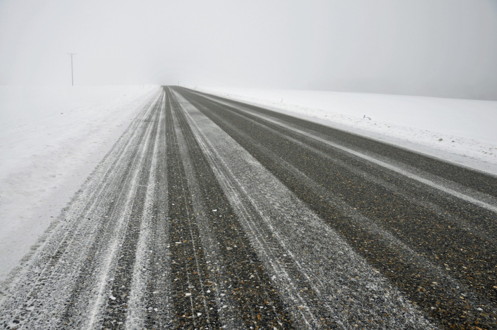 Mokri, klizavi kolovozi, na planinama raskvašen sneg!