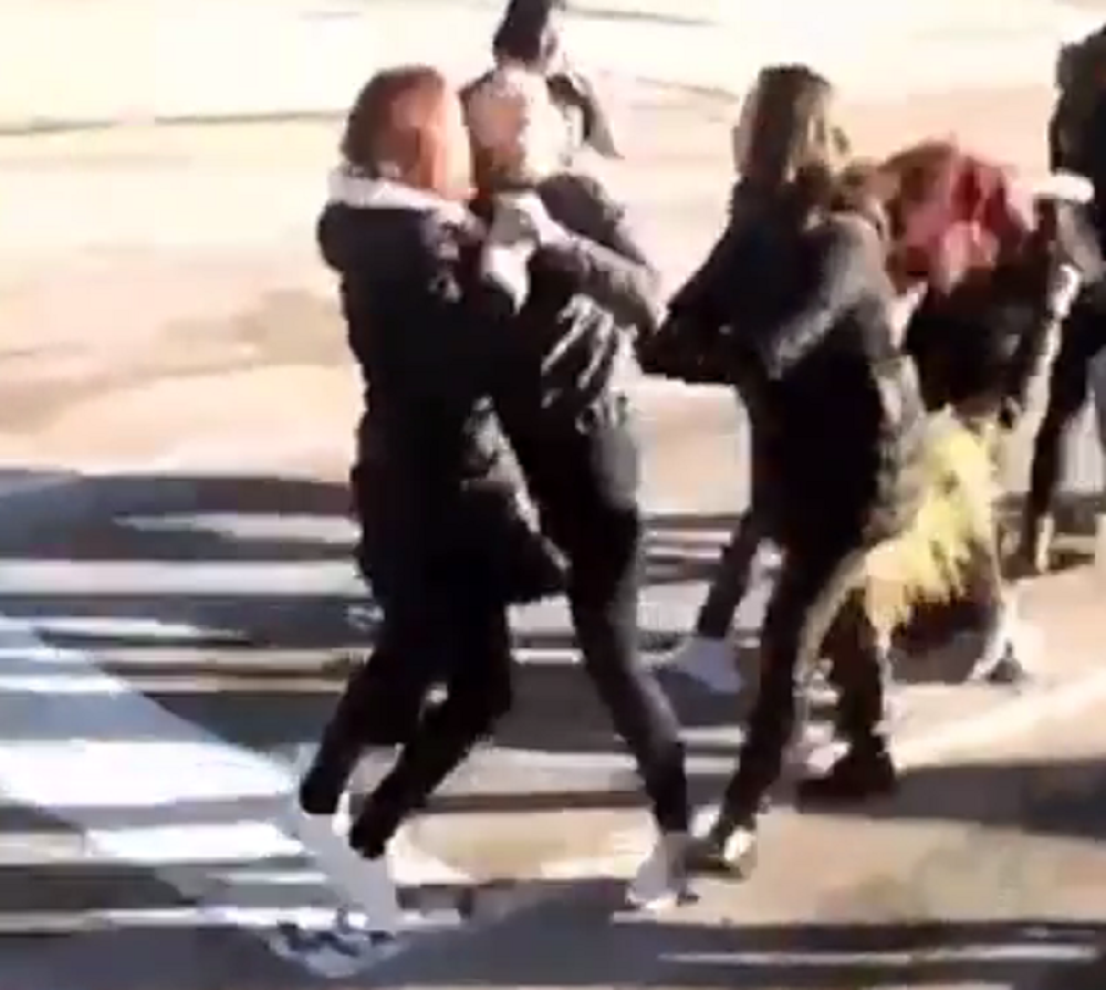 Tuča devojčica u školskom dvorištu! (UZNEMIRUJUĆI VIDEO)