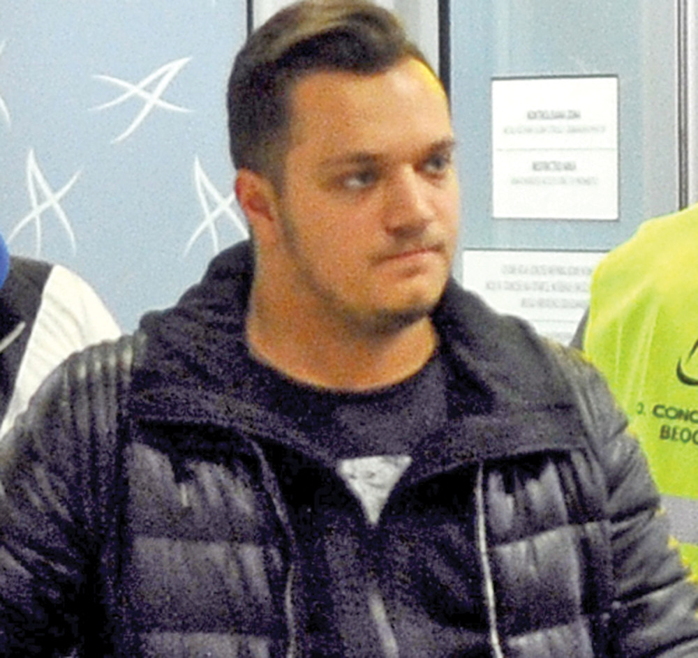 Gastoz plakao bivšoj na ramenu