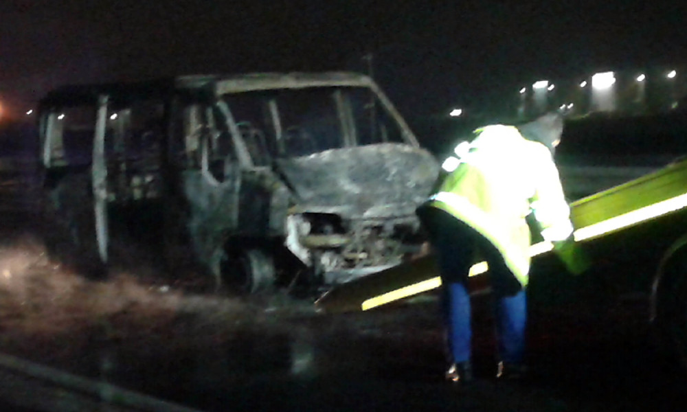 Vozač iskakao iz zapaljenog automobila u pokretu - Sprečena EKSPLOZIJA usred Beograda!